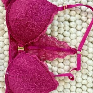 Chic Lace Underwire Bra in Fuchsia